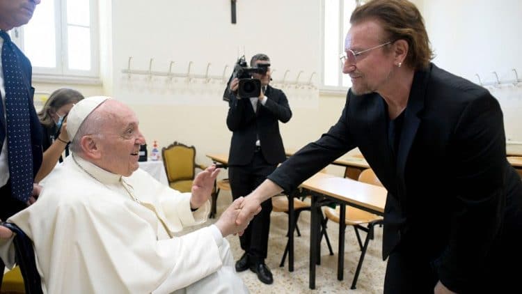 Συνάντηση Πάπα Φραγκίσκου – Bono: «Χρειαζόμαστε ποίηση και θάρρος για τη Μητέρα Γη»