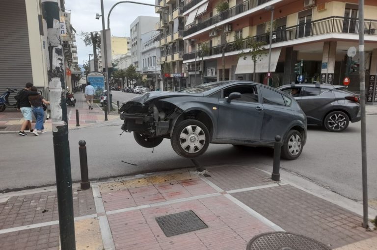 Πάτρα: Όχημα “καρφώθηκε” σε προστατευτική κολόνα – Δεν υπήρξαν τραυματισμοί (video)