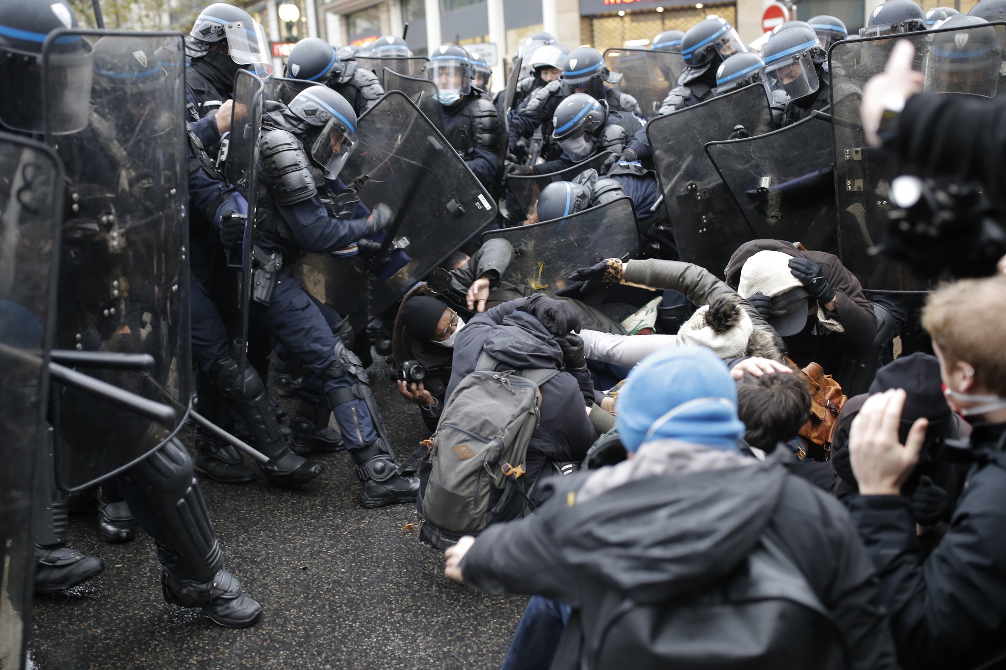 ΕΚ: Τρόποι αντιμετώπισης της αστυνομικής βίας σε ολόκληρη την Ε.Ε