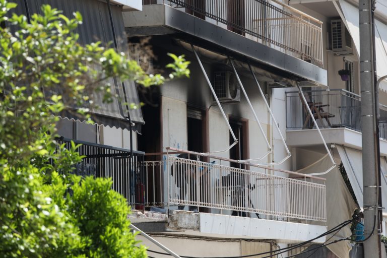 Νεκρή μετά από πυρκαγιά 78χρονη γυναίκα – Έφερε τραύματα από μαχαίρι, ως ύποπτος κρατείται ο γιος