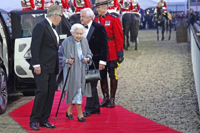 Βασίλισσα Ελισάβετ: Ευδιάθετη και με το μπαστούνι της στο «Πλατινένιο Ιωβηλαίο»