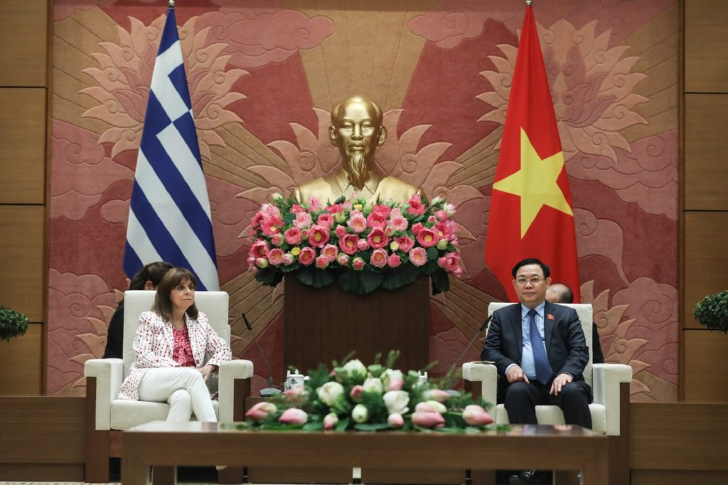 Βιετνάμ: Με τον πρόεδρο της Εθνοσυνέλευσης συναντήθηκε η Κ. Σακελλαροπούλου (video)