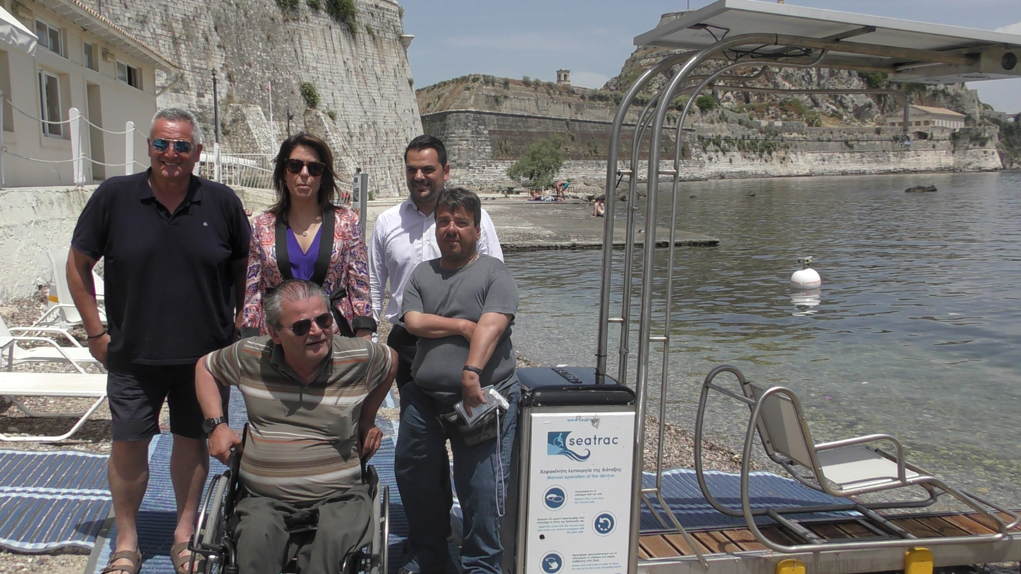 Κέρκυρα: Πρόσβαση στην θάλασσα για άτομα με κινητικά προβλήματα και απώλεια όρασης στο ΝΑΟΚ