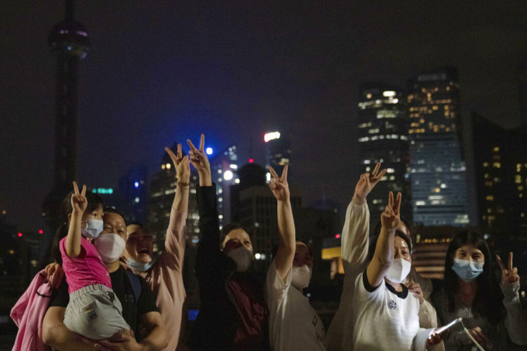Σανγκάη: Άνοιξαν σαμπάνιες μετά την άρση του δρακόντειου lockdown