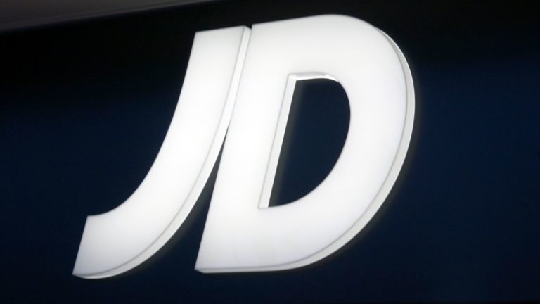 Ο ιδρυτής του κολοσσού του λιανεμπορίου JD Sports, Πίτερ Κάουγκιλ αποτελεί παρελθόν για την εταιρεία