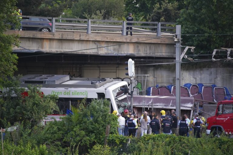 Ισπανία: Σύγκρουση δύο τρένων κοντά στη Βαρκελώνη – Ένας νεκρός, 83 τραυματίες