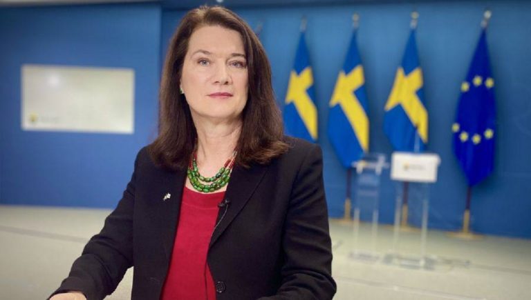 Σουηδία: H υπουργός Εξωτερικών υπέγραψε το επίσημο αίτημα ένταξης στο ΝΑΤΟ