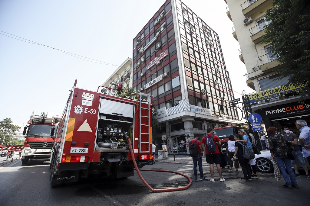 Θεσσαλονίκη: Δύο παιδιά ανάμεσα στους τραυματίες από την φωτιά – 20 και 35 ετών οι διασωληνωμένοι