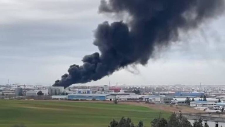 Σε εξέλιξη φωτιά σε εγκαταλειμμένο εργοστάσιο στο Ωραιόκαστρο Θεσσαλονίκης
