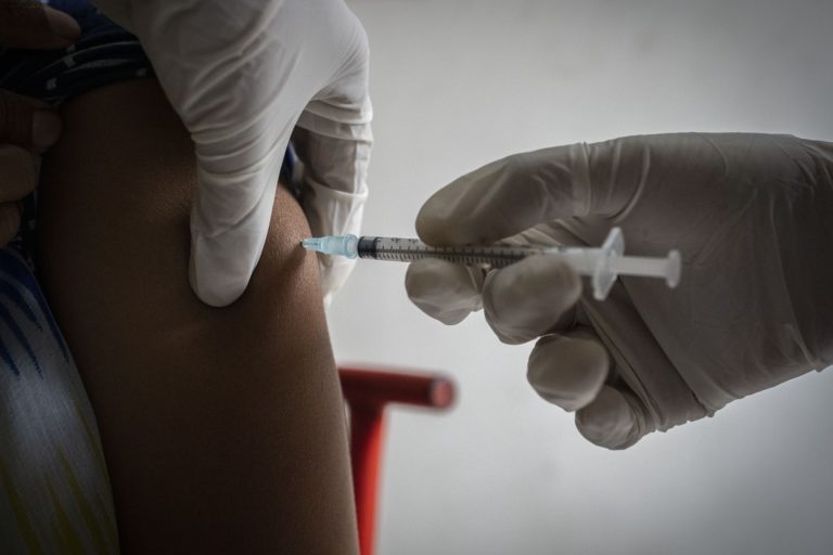 Δύο έρευνες: Η 3η δόση εμβολίου μετά από μόλυνση με κορονοϊό αυξάνει ελάχιστα την προστασία έναντι της Όμικρον