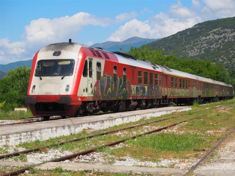 Πέλλα: Τρένο συγκρούστηκε με ΙΧ – Απεγκλωβίστηκε ένα άτομο