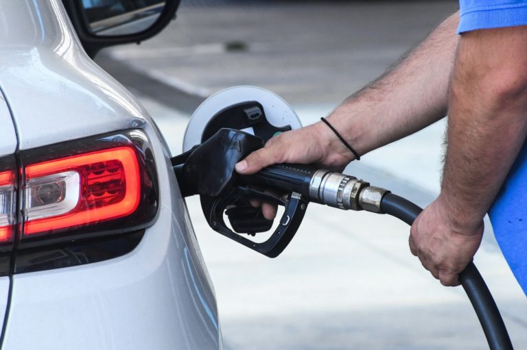 Βενζίνη: Ακριβαίνουν κι άλλο οι τιμές των καυσίμων – Χωρίς τέλος το ανοδικό ράλι του πετρελαίου (video)