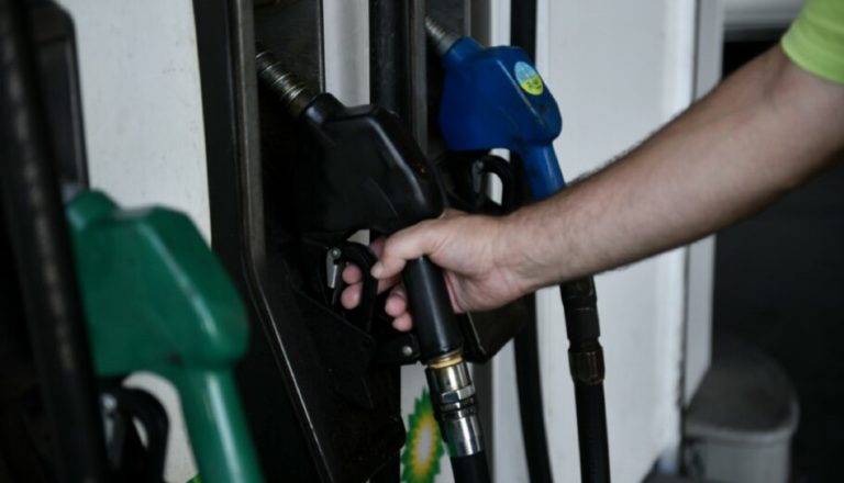 Ακριβή βενζίνη: Ποιος ευθύνεται για το ράλι ανόδου στις τιμές των καυσίμων (video)