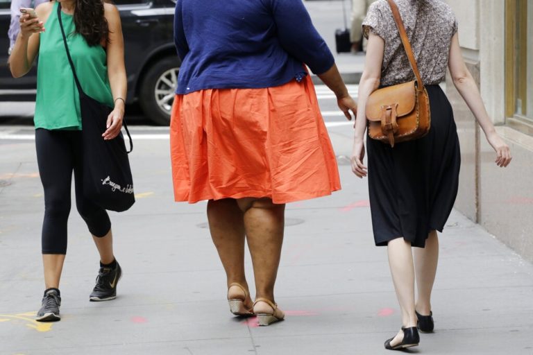 Γυναίκες περπατάνε στη Νέα Υόρκη