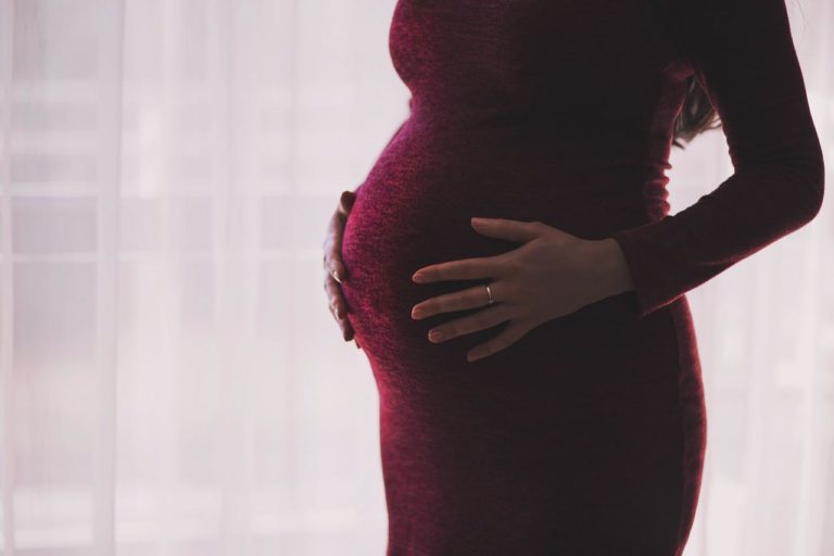 Έρευνα: Το στρες της εγκύου μητέρας λόγω πανδημίας μπορεί να επηρεάσει τον εγκέφαλο του εμβρύου