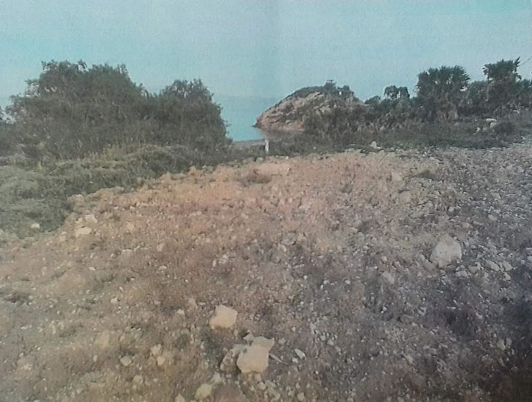 Κως: Ιδιώτης αποκλείει την πρόσβαση προς τη θάλασσα ‘’οργώνοντας ‘’ χωμάτινους διαδρόμους