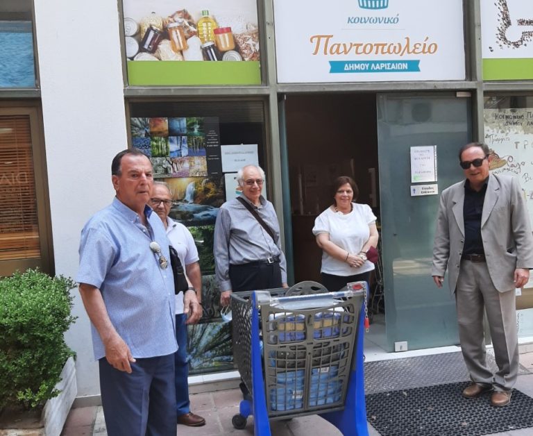 Συνταξιούχοι πρόσφεραν τρόφιμα στο Κοινωνικό Παντοπωλείο Λάρισας