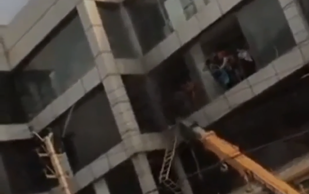 Νέο Δελχί: Δεκάδες νεκροί από φωτιά – Παγιδευμένοι έπεφταν από μπαλκόνια (video)