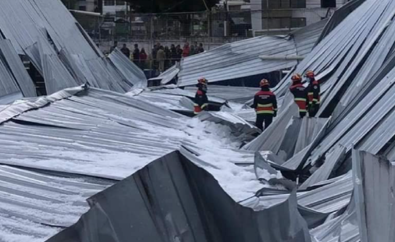 Ισημερινός: Τραγωδία με κατάρρευση οροφής αθλητικού κέντρου λόγω χαλαζόπτωσης