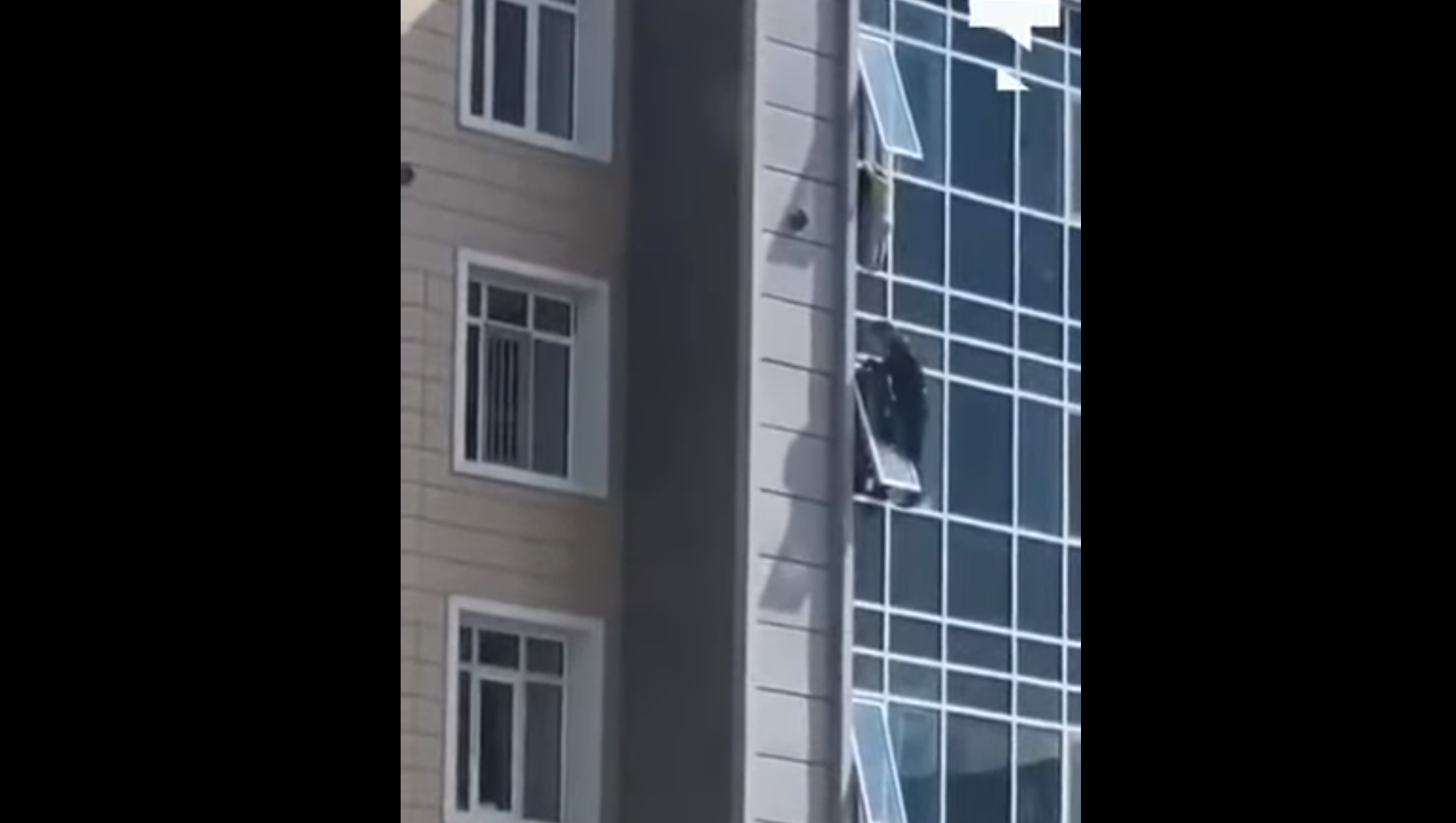 Καζακστάν – Σοκαριστικό βίντεο: Άνδρας σώζει 3χρονη που κρεμόταν από το παράθυρο του 8ου ορόφου