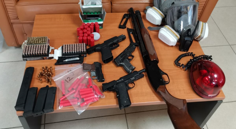 Παιανία: Συνελήφθη 29χρονος που διατηρούσε οπλοστάσιο στο σπίτι του
