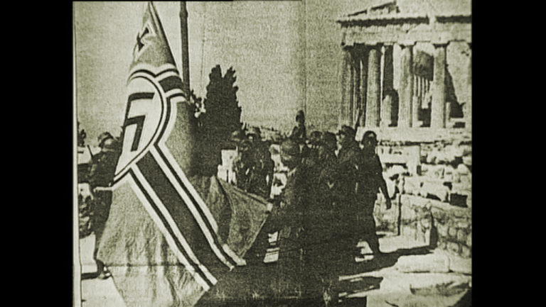 Η ναζιστική σημαία κατεβαίνει από την Ακρόπολη – 30 Μαΐου 1941