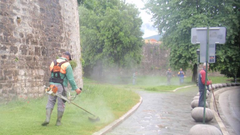 Κοπή χόρτων και καθαρισμός οικοπέδων
