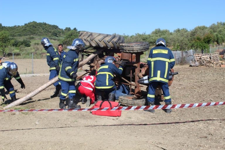 Άσκηση πυροσβεστών για απεγκλωβισμό τραυματία