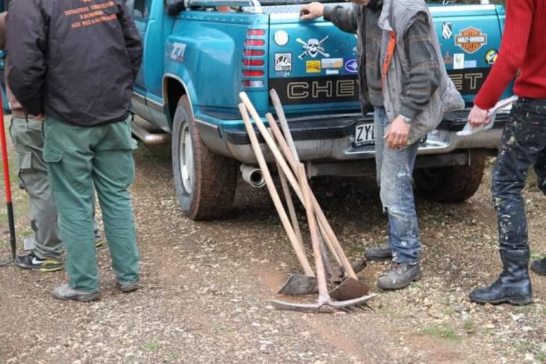 Εθελοντικός καθαρισμός μονοπατιού από το ”Κοινόν Καρυτινών”