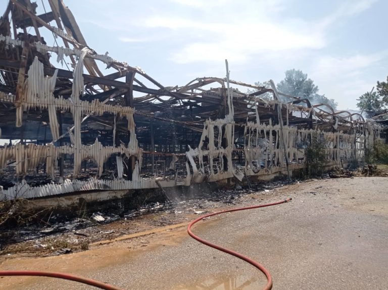 Πυρκαγιά κατέστρεψε κτίριο στις Καπναποθήκες Καρδίτσας