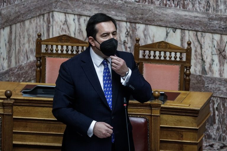 Βουλή – Ν. Μηταράκης: Αβάσιμες οι καταγγελίες για παράνομες επαναπροωθήσεις