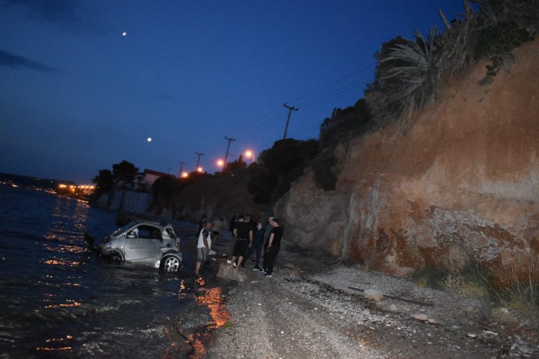 Σαλαμίνα: Αυτοκίνητο έπεσε στη θάλασσα από ύψος 20μ. (εικόνες)
