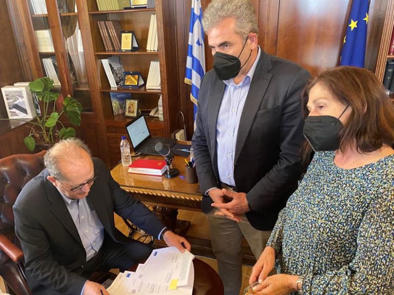 Εργολαβικές συμβάσεις υπέγραψε ο Π. Νίκας στην Κόρινθο