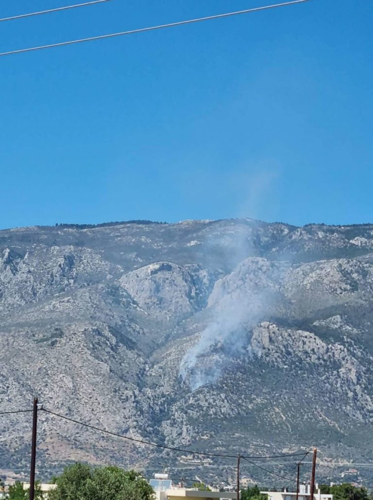 Σε εξέλιξη η φωτιά στο Λουτράκι