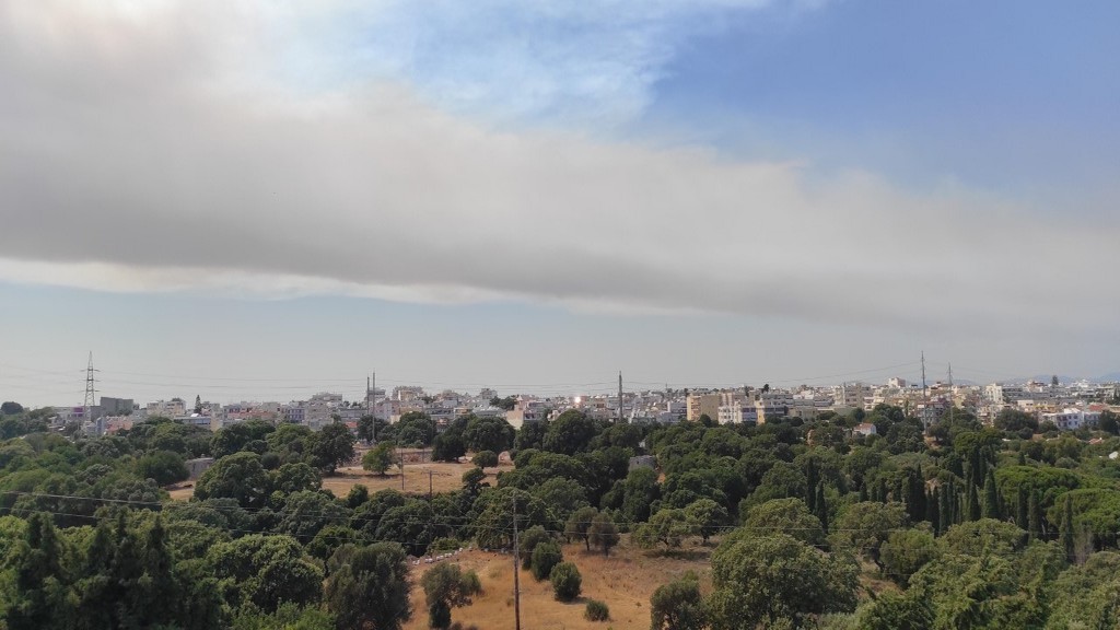 Καπνός από τη φωτιά στο Μαρμαρίς σκέπασε τη Ρόδο