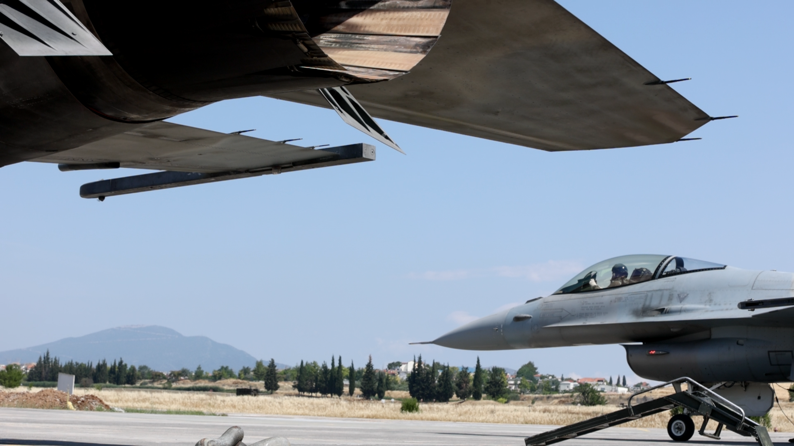 Στον αέρα τα δύο πρώτα ελληνικά F-16 viper που αναβαθμίστηκαν στην ΕΑΒ