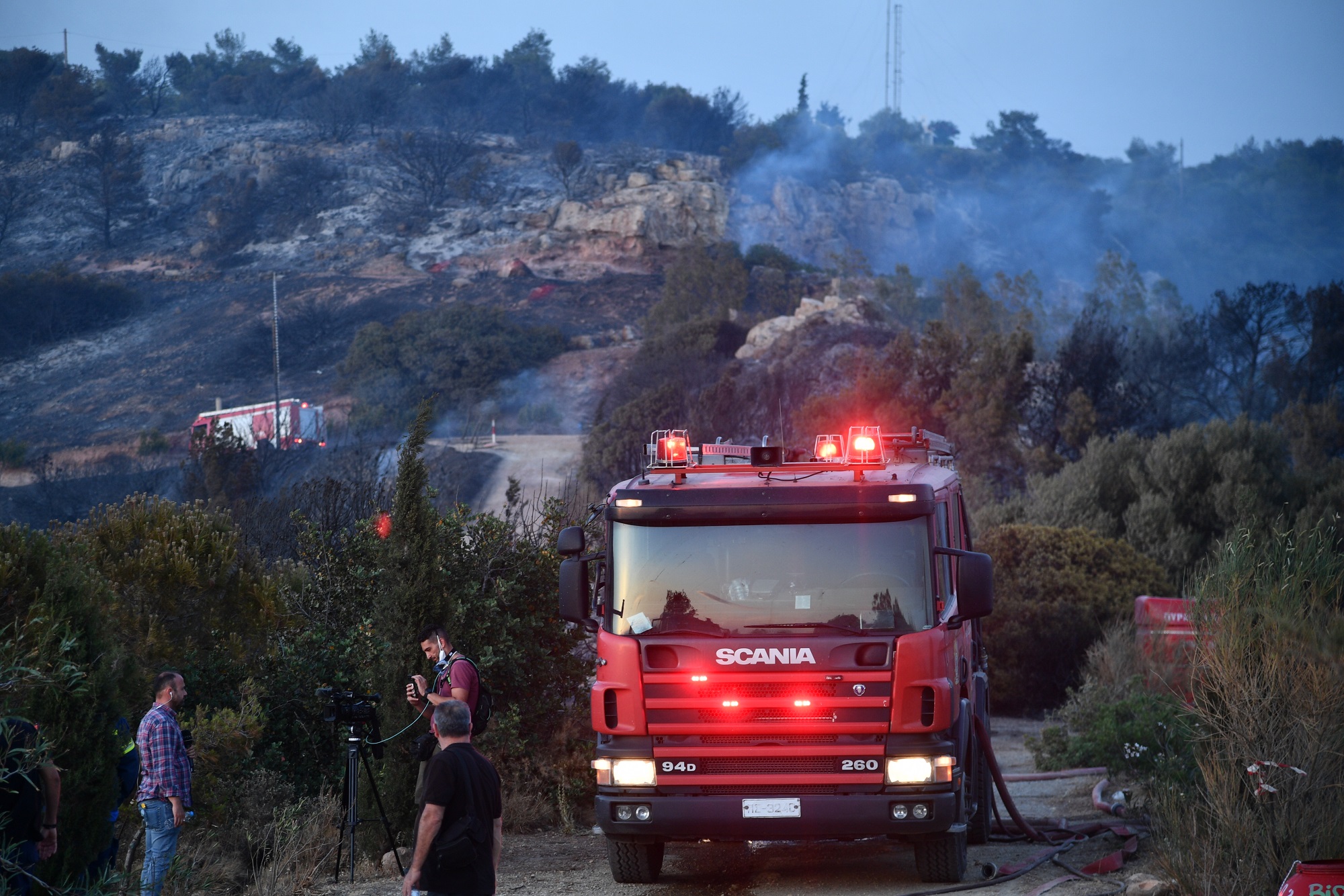 Σε τρία μέτωπα η φωτιά στην Άμφισσα, άνεμοι πάνω από 6 μποφόρ – Μήνυμα του 112 για την Ηλεία