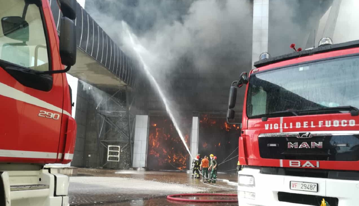 Φωτιά σε εργοστάσιο έξω από τη Ρώμη – Φόβοι για επικίνδυνη διοξίνη στην ατμόσφαιρα