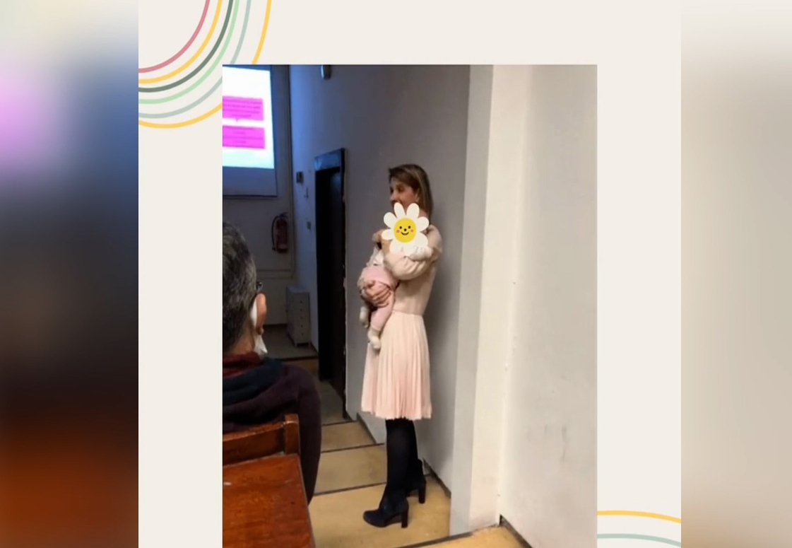 Θεσσαλονίκη: Λέκτορας του ΑΠΘ δίδαξε με το μωρό φοιτήτριάς της στην αγκαλιά