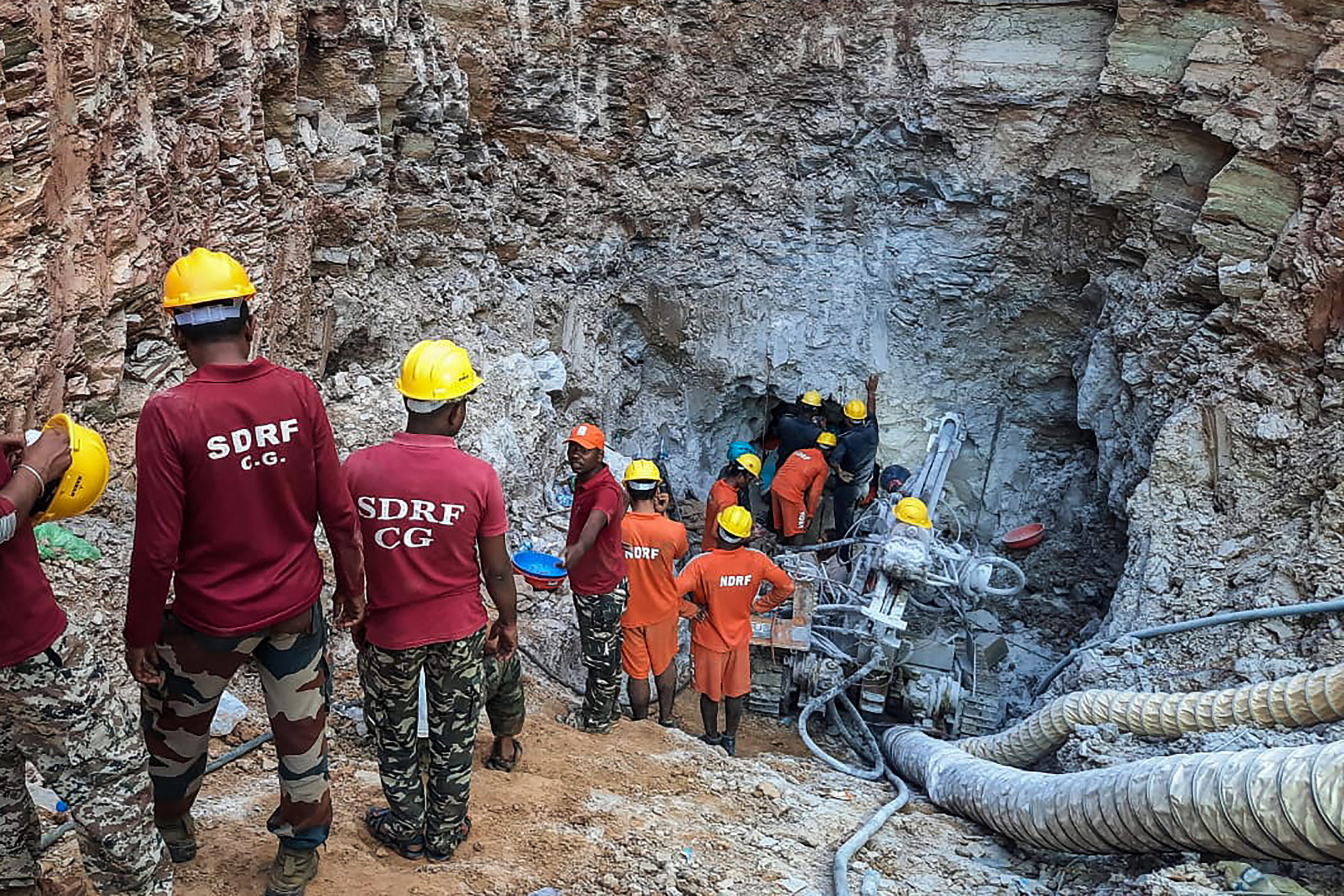 Ινδία: Σώθηκε το 10χρονο αγόρι που είχε εγκλωβιστεί για τέσσερις ημέρες σε πηγάδι