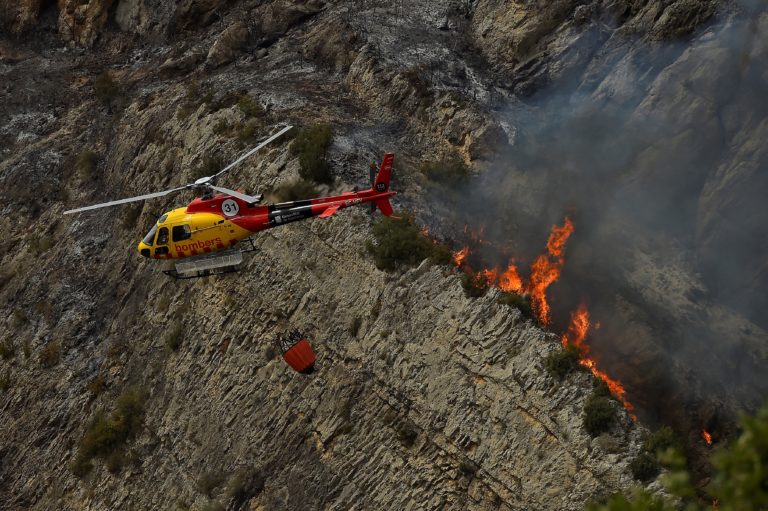 Πύρινη λαίλαπα στην Ισπανία εν μέσω καύσωνα – Εκκενώθηκε ψυχαγωγικό πάρκο