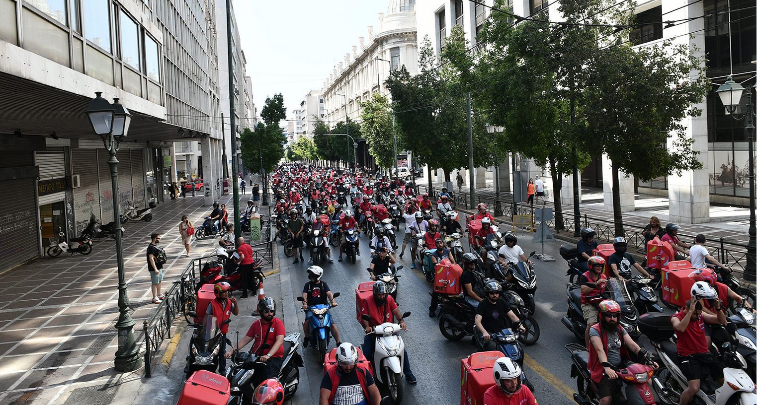 Μεγάλη συγκέντρωση και μοτοπορεία εργαζομένων της efood στο κέντρο της Αθήνας