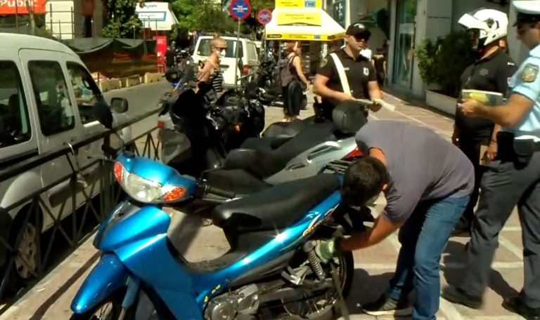 Παράνομη στάθμευση: Σηκώνουν μηχανάκια στο κέντρο της Αθήνας