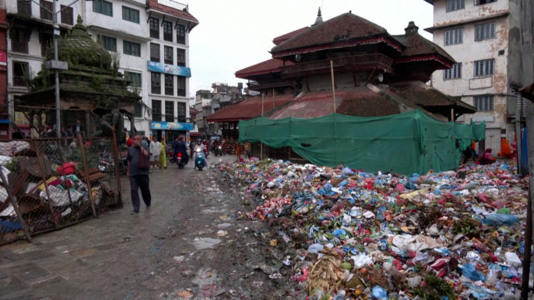 Το Κατμαντού «πνίγεται» στα σκουπίδια καθώς διαδηλωτές εμποδίζουν τα απορριματοφόρα (video)