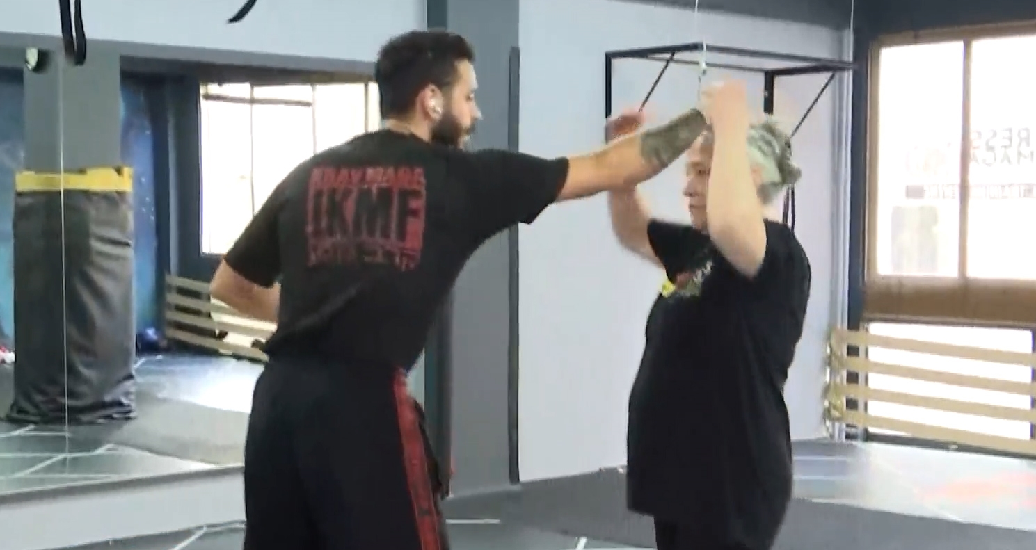 H Πέγκυ μαθαίνει Krav Maga στα 65 της και το απολαμβάνει (video)