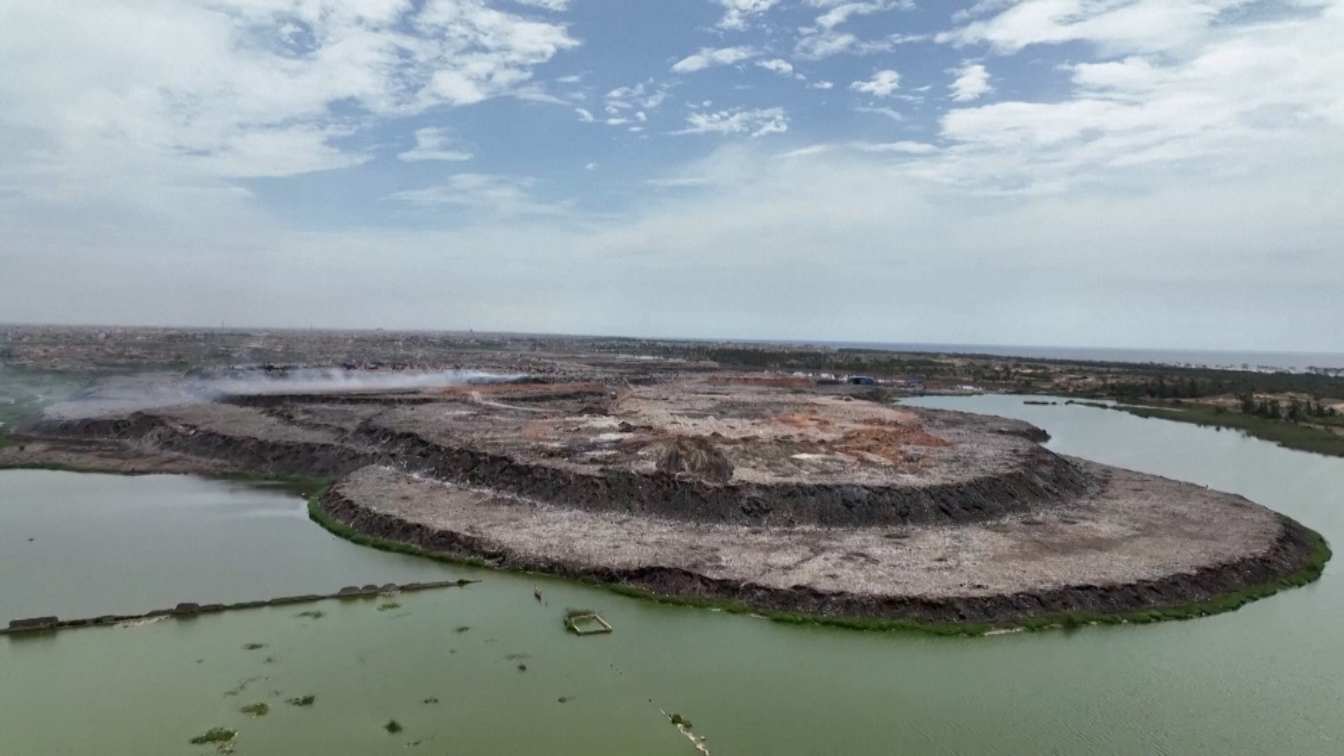 Σενεγάλη: Στα βουνά της χωματερής του Ντακάρ εκατοντάδες άνθρωποι ξεδιαλέγουν σκουπίδια προς ανακύκλωση (video)