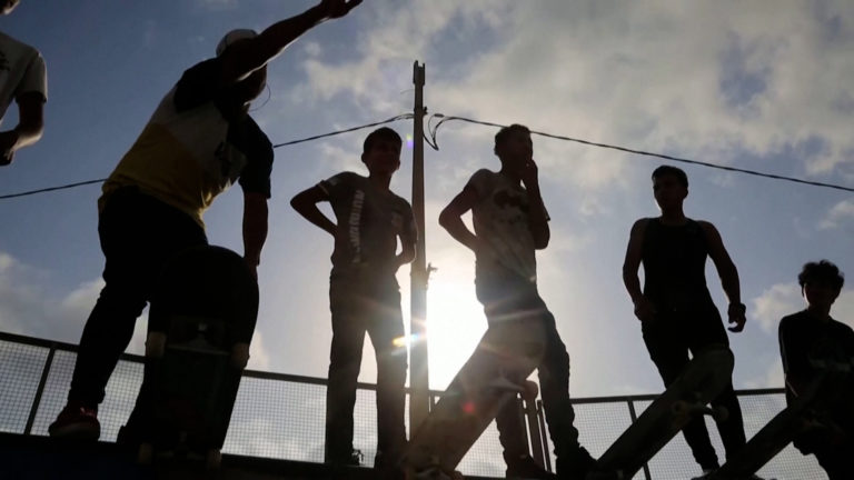 Γάζα: Στη «μεγαλύτερη φυλακή του κόσμου» νέα παιδιά βρίσκουν διέξοδο στο σκέιτμπορντ (video)