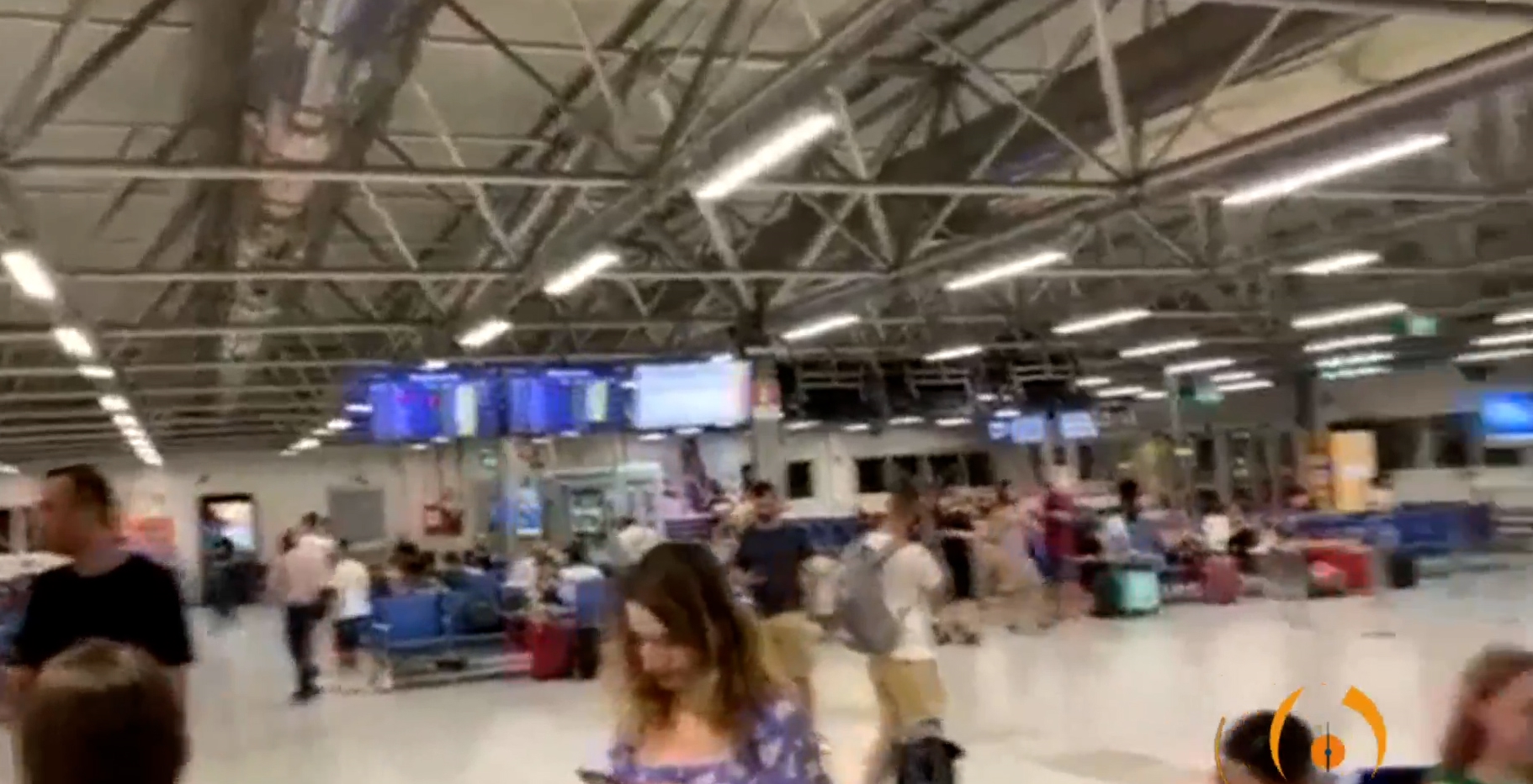 Εγκλωβισμένοι σε αεροδρόμιο της Ρώμης δεκάδες Έλληνες ταξιδιώτες από ακύρωση πτήσης – Μαρτυρία επιβάτη στην ΕΡΤ: Η εταιρεία μάς εμπαίζει