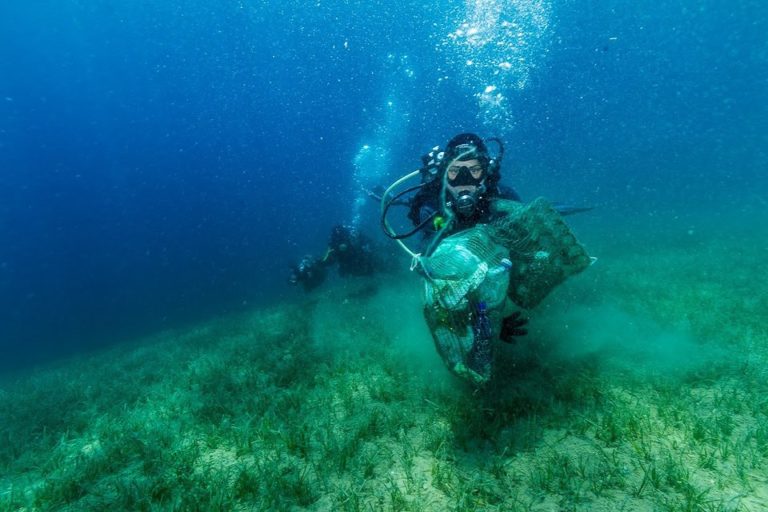 Βόλος: Εξήντα σακούλες σκουπιδιών έβγαλαν από τον βυθό οι αυτοδύτες των Ενεργών Πολιτών