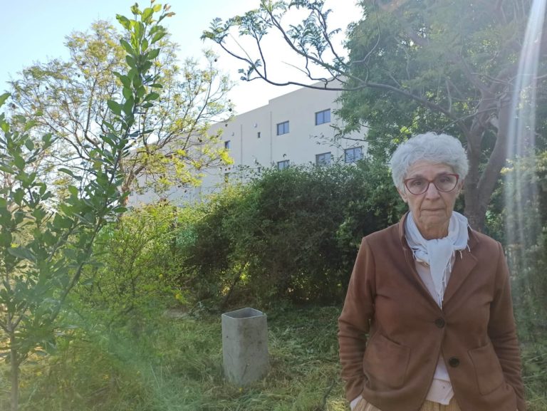 Κλαίρη Μιτσοτάκη: Η γνωστή συγγραφέας καταγγέλλει την “ομηρία” της από συνεχή ακουστική όχληση